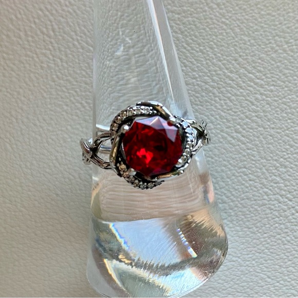 Elegant Silver Ring with Red Gemstone - Picture 1 of 4